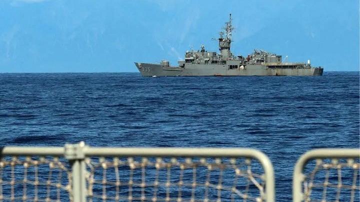 Un navire militaire taïwanais photographié de très près depuis un navire militaire chinois lors des exercices autour de Taïwan. [Reuters - Commandement du théâtre oriental de l'armée chinoise]