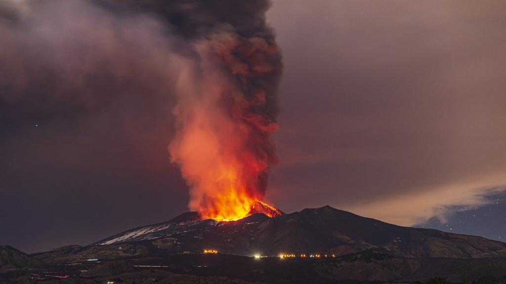L’Etna, le volcan le plus haut et le plus actif d’Europe, est entré en éruption de manière spectaculaire jeudi soir. [afp - Salvatore Allegra]