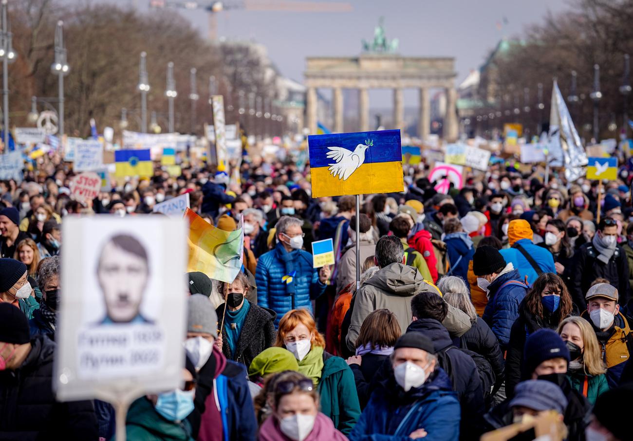 Les manifestants près de la Porte de Brandenbourg à Berlin, 27.02.2022. [DPA/Keystone - Kay Nietfeld]
