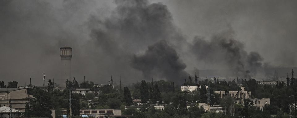 De la fumée s'élève de la ville de Severodonetsk, dans l'est de l'Ukraine, où les combats entre forces russes et ukrainiennes font rage. [AFP - Aris Messinis]