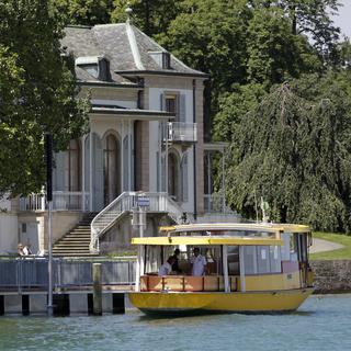 Un bateau des mouettes genevoises est amarré au nouveau débarcadère de Chateaubriand sur les bords du lac Léman, pour l'inauguration du débarcadère ce mercredi 23 juin 2010 a Genève. [KEYSTONE - SALVATORE DI NOLFI]