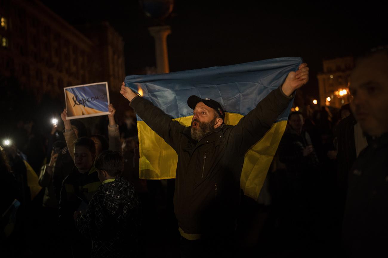 Des Ukrainiens rassemblés au centre-ville de Kiev pour célébrer la reprise par leurs troupes de la ville de Kherson. [AP/Keystone - Bernat Armangue]