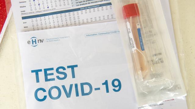 Un test anti-Covid attendant son envoi en laboratoire. [Keystone - Laurent Gillieron]