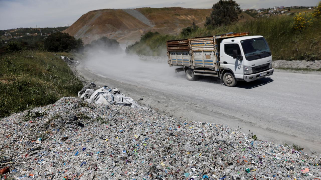 Des déchets plastiques déchargés illégalement au bord d'une route près du barrage d'Alibeykoy, en Turquie, en 2021. [Reuters - Umit Bektas]