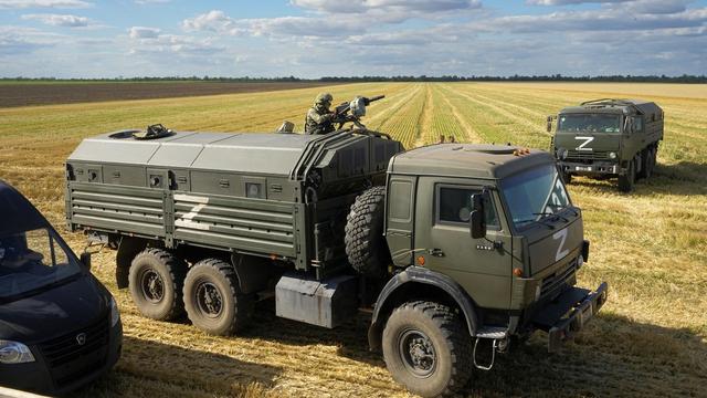 Un soldat russe au sommet d'un camion militaire portant la lettre Z. [AP Photo - Russian Ministry of Defense]