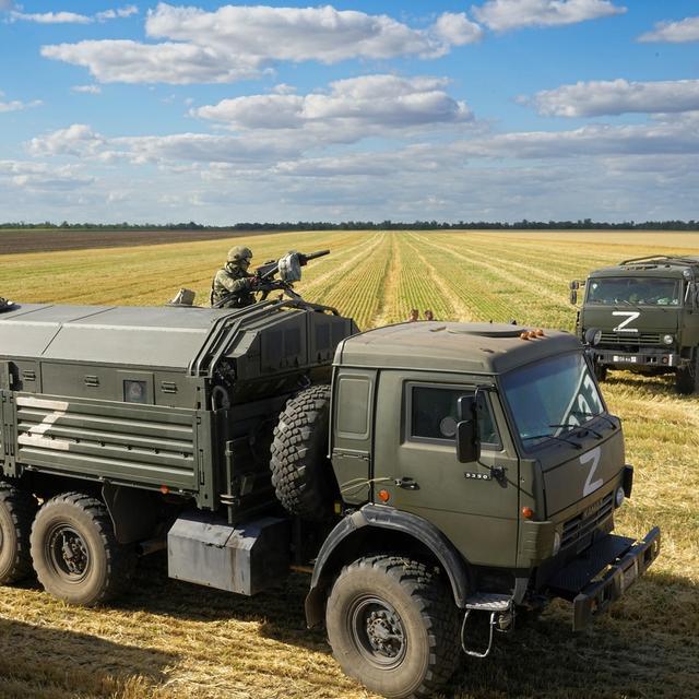 Un soldat russe au sommet d'un camion militaire portant la lettre Z. [AP Photo - Russian Ministry of Defense]