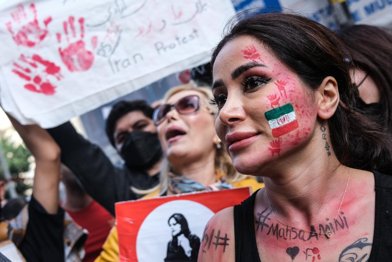 Les manifestations se poursuivent en Iran. [Keystone/EPA - Sedat Suna]