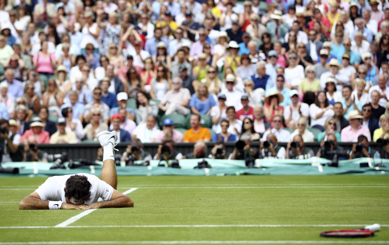 Roger Federer à terre: une image forte de Wimbledon 2016. [AP - Clive Brunskill]