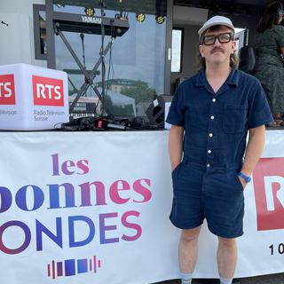 Le musicien neuchâtelois Bastien Bron avant son passage dans Les bonnes ondes le 29.07.2022. [RTS - Simon Matthey-Doret]