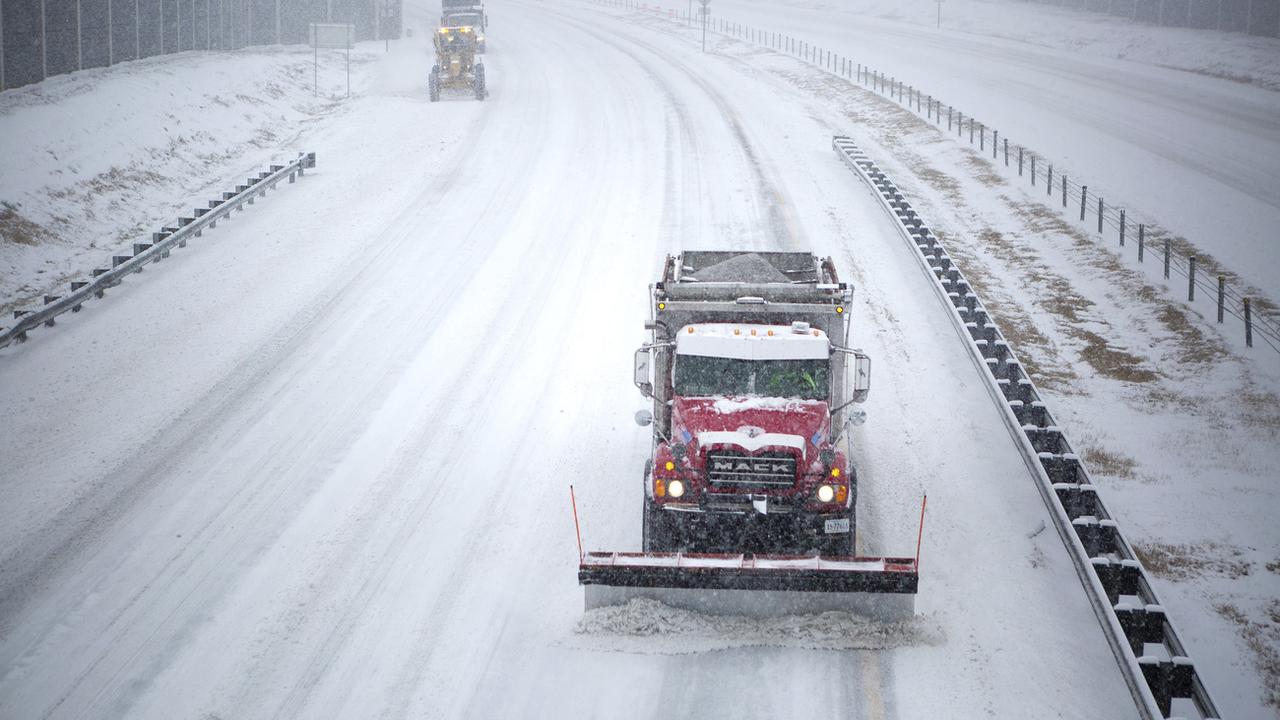 Un chasse-neige au travail sur une autoroute en Virginie le 16 janvier 2022. [Scott P. Yates/The Roanoke Times via AP]