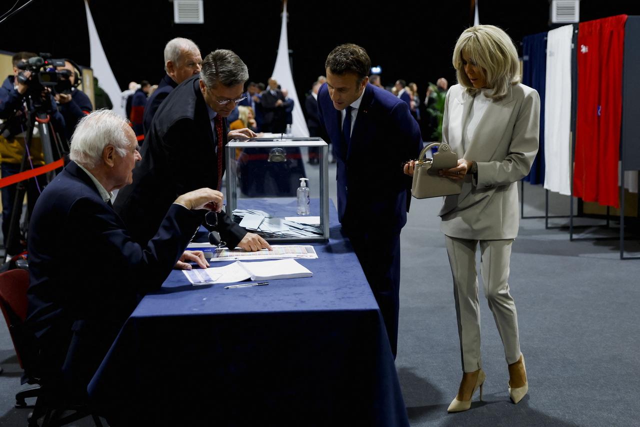 Emmanuel Macron a voté dimanche vers 13h en compagnie de sa femme. [Keystone/EPA - Gonzalo Fuentes]