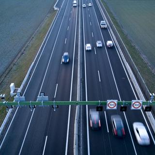 Le régulateur automatique doit permettre de réduire le nombre d'excès de vitesse, notamment sur l'autoroute. [Keystone - Laurent Gillieron]