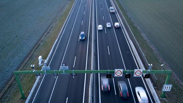 Le régulateur automatique doit permettre de réduire le nombre d'excès de vitesse, notamment sur l'autoroute. [Keystone - Laurent Gillieron]