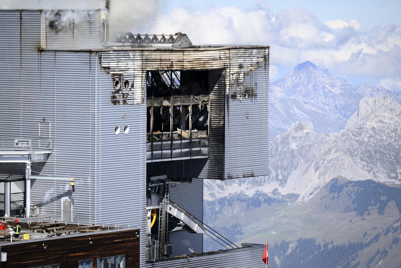 L'incendie de la station de Glacier 3000 est maîtrisé, mais l'incertitude sur sa réouverture demeure. [KEYSTONE - LAURENT GILLIERON]