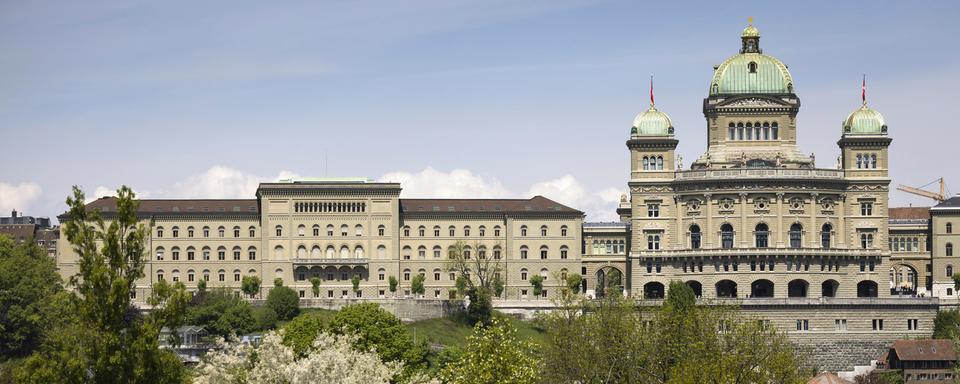 Une vue sur le palais fédéral en mai 2022. [Keystone - Peter Klaunzer]