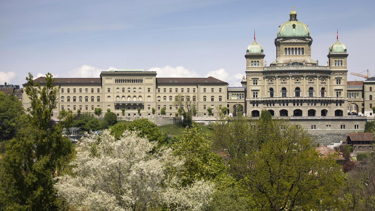 Une vue sur le palais fédéral en mai 2022. [Keystone - Peter Klaunzer]