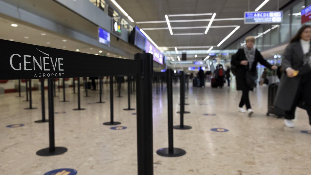 Des passagers marchent dans le hall check-in du Terminal 1 de Genève Aéroport , le mardi 29 mars 2022. [Keystone - Salvatore Di Nolfi]