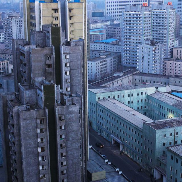 Photo du centre de Pyongyang (Corée du Nord), le 12 avril 2011. La capitale, dont le nom signifie littéralement "la localité calme", est la plus grande ville de Corée du Nord. La population officielle du centre-ville était estimée à 2,5 millions d'habitants en 2013, tandis que son agglomération rassemblait alors environ 3,3 millions d'habitants. [AP/Keystone - DAVID GUTTENFELDER]