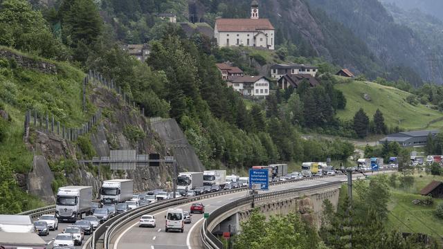 Presque deux heures d'attente devant le portail nord du Gothard. [Keystone - Urs Flueeler]