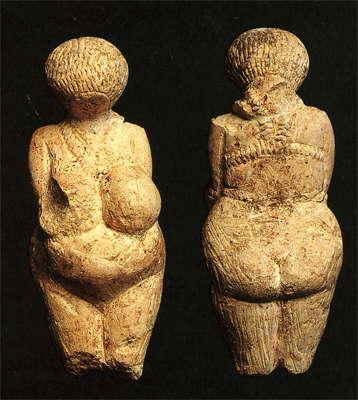 Vue de face et de dos de la Vénus trouvée sur le site de Kostenki I (22'500 ans avant notre ère). Cette statuette paléolithique représente probablement une femme enceinte, presque à son terme. Les "ceintures" visibles servent peut-être de soutien-gorge, d'accessoire obstétrical ou de portage des bébés. [CC 4.0 - Don Hitchcock]