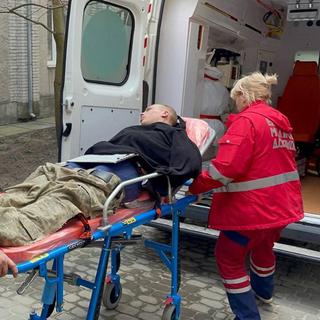 Un blessé après l'attaque contre le Centre international pour le maintien de la paix et la sécurité. [Anadolu Agency via AFP - Abdullah Tevge]