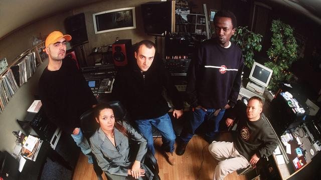 Le groupe Sens Unik en 1998. De gauche à droite: Pio, Deborah, Carlos, Mike et Just One. [KEYSTONE - MARTIN RUETSCHI]