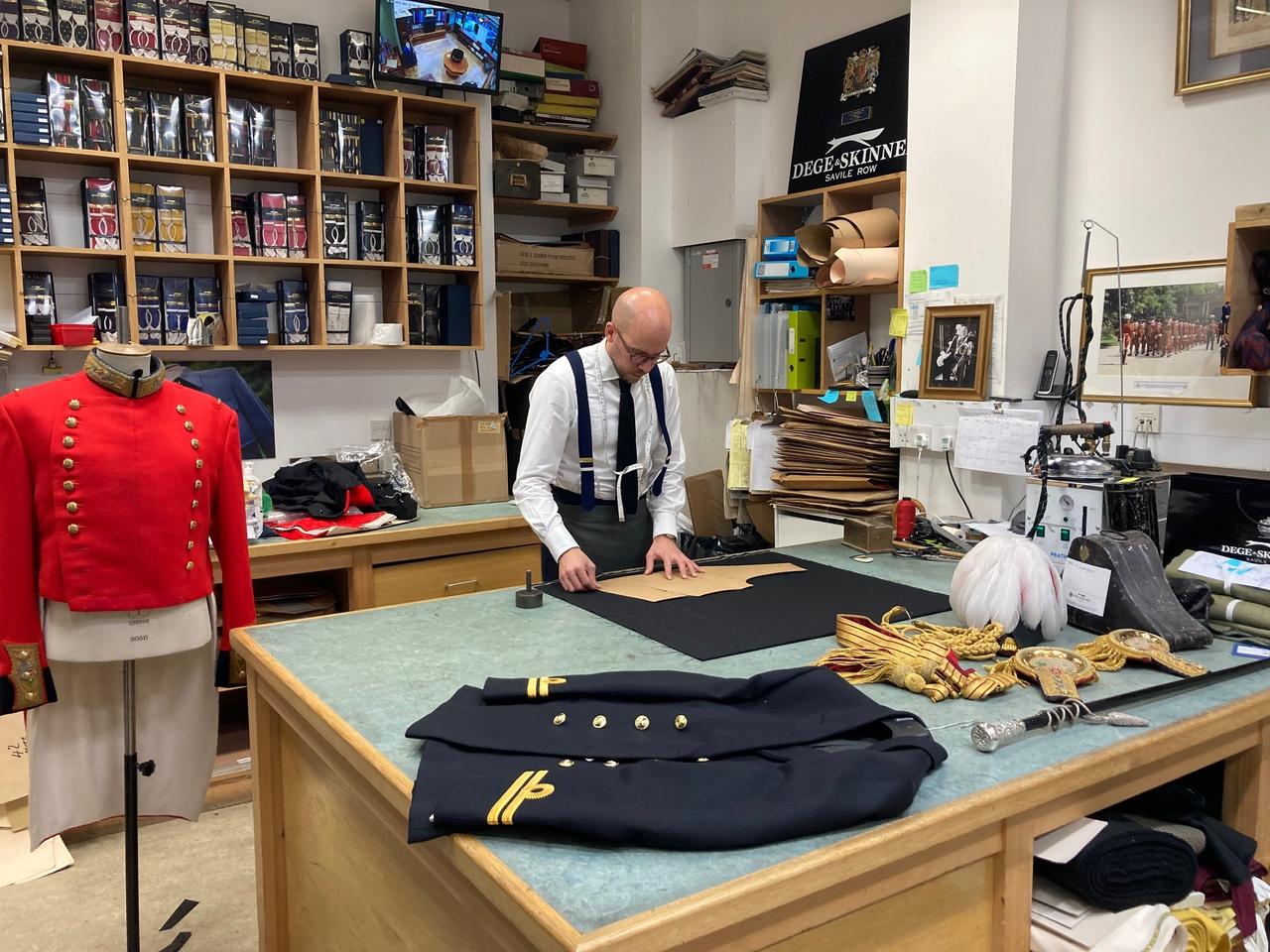 William Skinner et son équipe ont également taillé les uniformes du Prince William et de son frère Harry porté lors de la "veillée des princes" vendredi dernier. [RTS - Laurent Burkhalter]