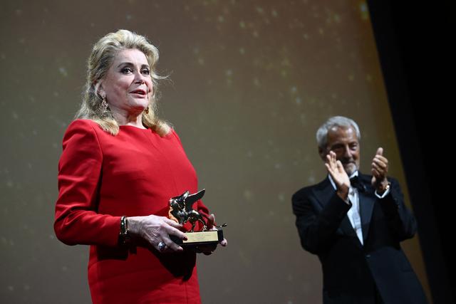 Catherine Deneuve lors de la remise de son Lion d'Or. [AFP - Marco Bertorello]