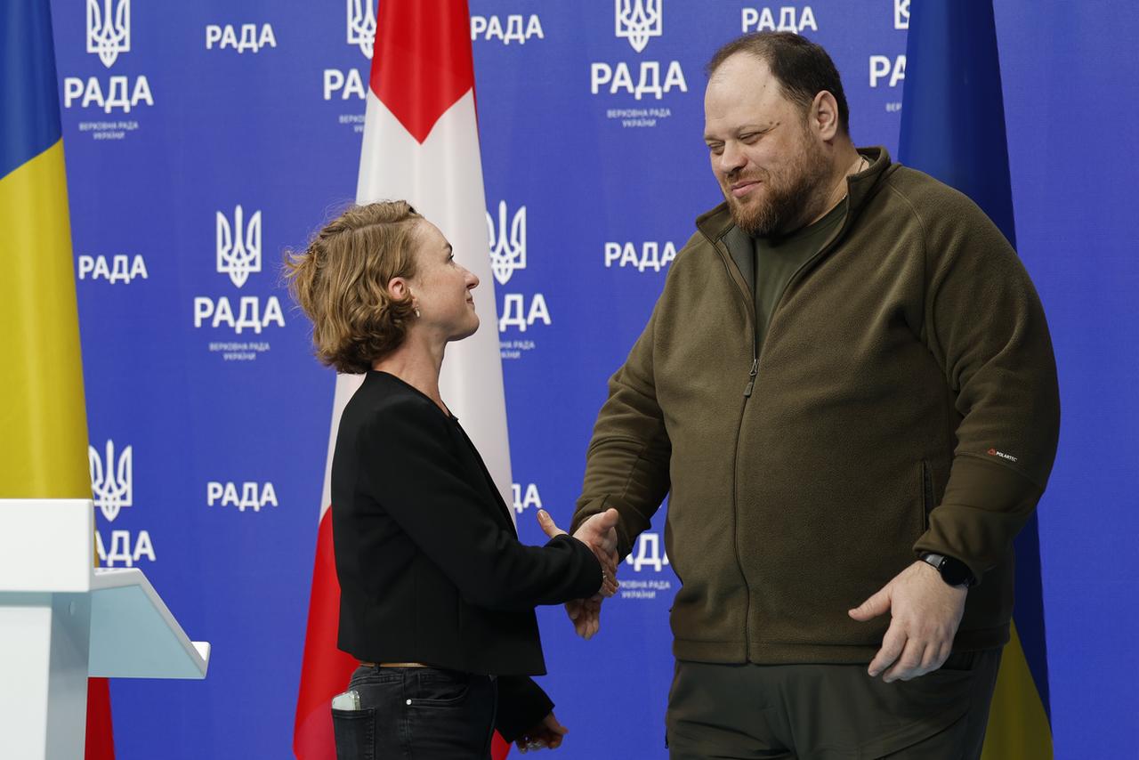 La présidente du Conseil national Irène Kälin a rencontré le président du Parlement ukrainien Ruslan Stefanchuk. [Keystone - Peter Klaunzer]