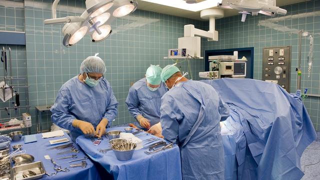 Faute de personnel instrumentiste, l'Hôpital du Valais a dû se résoudre à repousser des opérations. [Keystone - Jean-Christophe Bott]