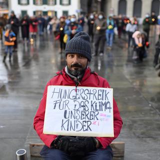 Berne, Place Fédérale, Guillermo Fernadez, gréviste de la faim en faveur du climat. [Keystone - Anthony Anex]