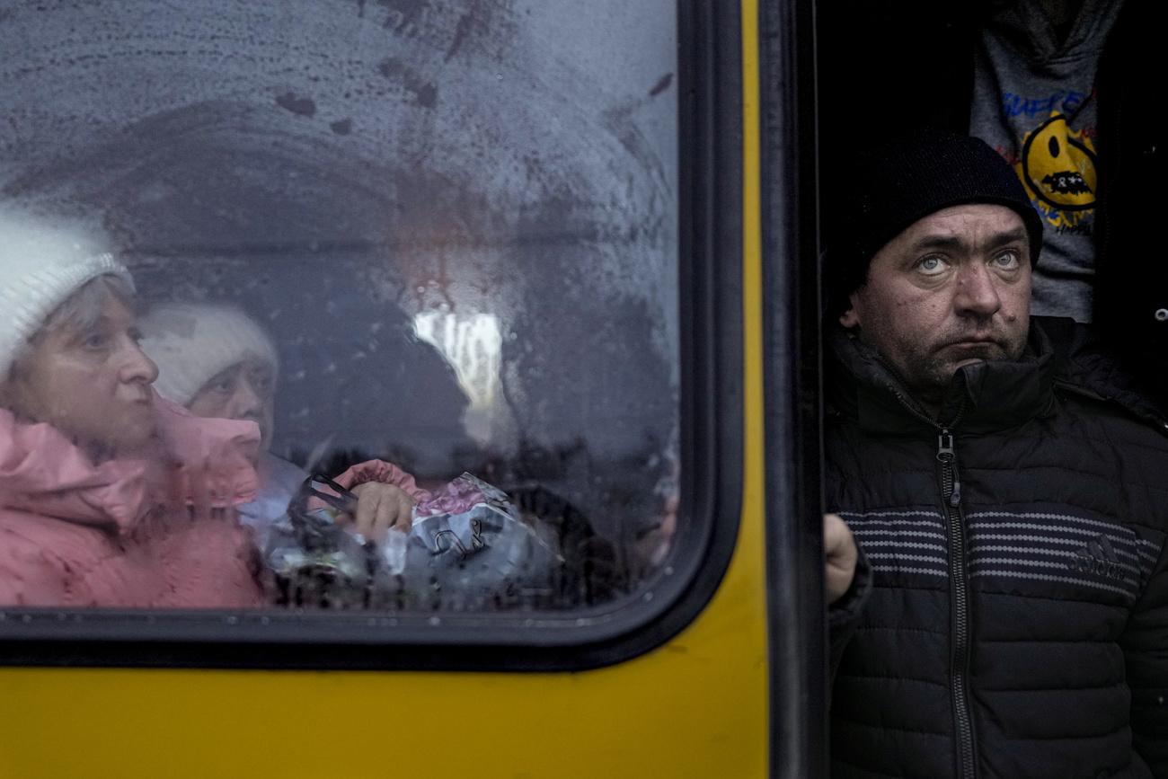 Des gens évacués de zones situées autour de la capitale ukrainienne arrivent à Kiev avant de quitter la ville. [Keystone/AP Photo - Vadim Ghirda]