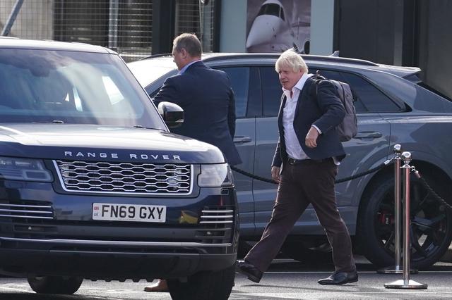 Boris Johnson à son arrivée à Gatwick. [KEYSTONE - GARETH FULLER]