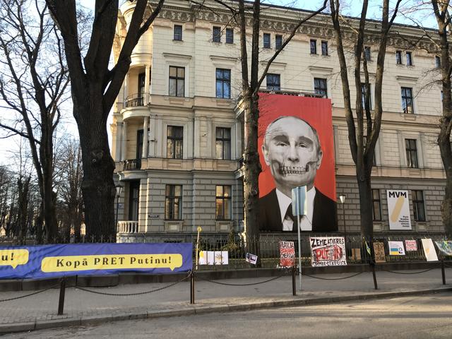 Le soutien à l'Ukraine et les manifestations d'antipathie à l'égard de Vladimir Poutine se multiplient à Riga. [RTS - Cédric Guigon]