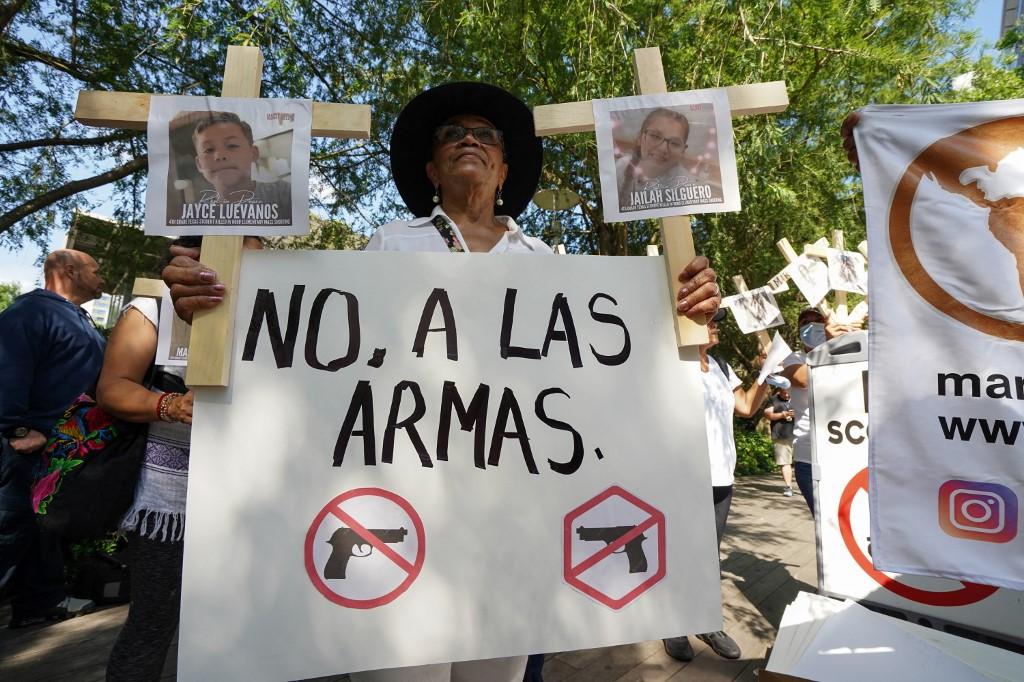 Des activistes pour la régulation des armes protestent à l'extérieur du bâtiment où se tient la convention de la NRA. [AFP - Cécile Clocheret]