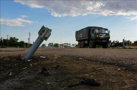 Un véhicule des forcées armées russes abandonné dans la région de Kherson en Ukraine. [Reuters]