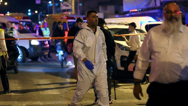 Des membres de la police scientifique sur les lieux d'une attaque à Bnei Brak, près de Tel-Aviv, le 29 mars 2022. [Reuters - Nir Elias]