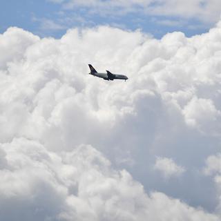 D'épais nuages s'accumulent devant un Airbus A380 de Lufthansa en approche de l'aéroport de Francfort, le 7 juin 2017, à Francfort-sur-le-Main. [KEYSTONE - Arne Dedert]