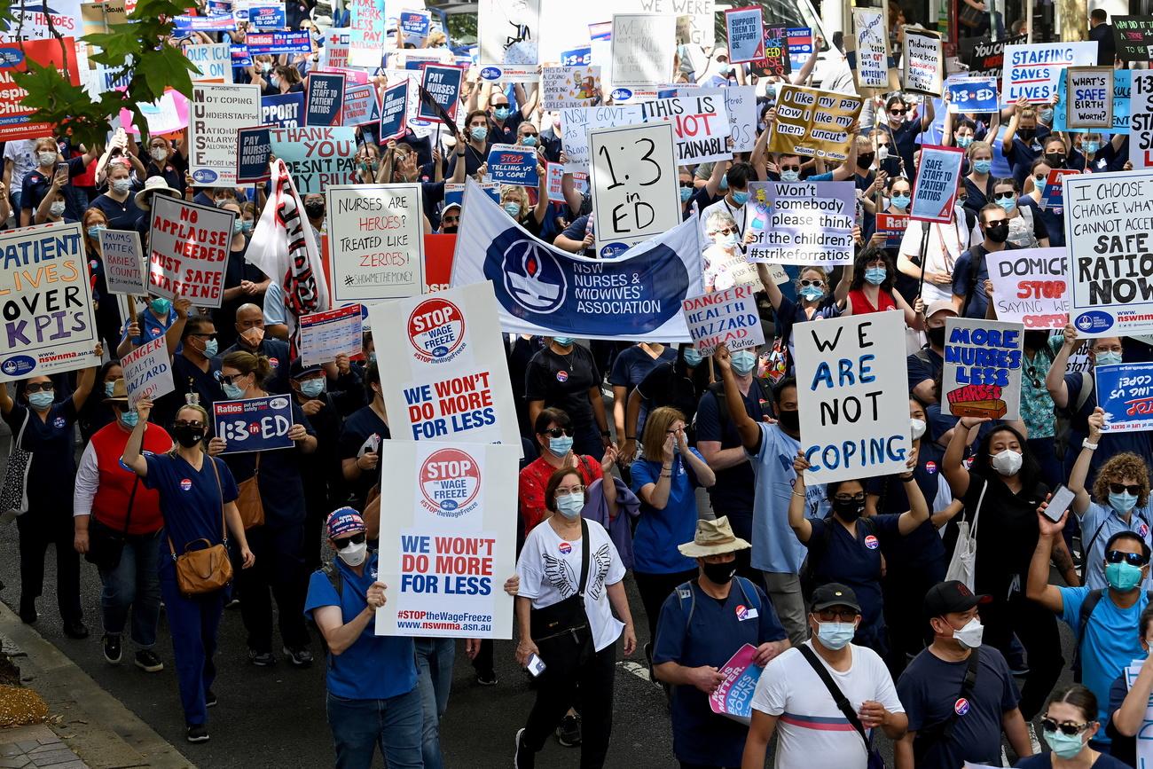 Des milliers d'infirmières ont débrayé mardi à Sydney, la plus grande ville d'Australie, pour protester contre les manques d'effectifs et le stress lié à la pandémie. [KEYSTONE - BIANCA DE MARCHI]
