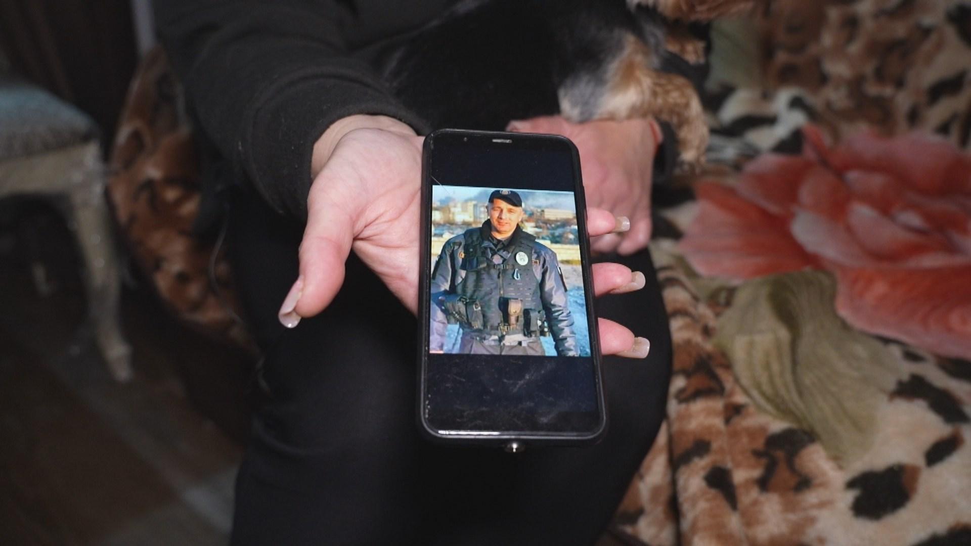 Oksana montre une photo de son mari, Alexei, mort au premier jour de la guerre. [RTS - DR]