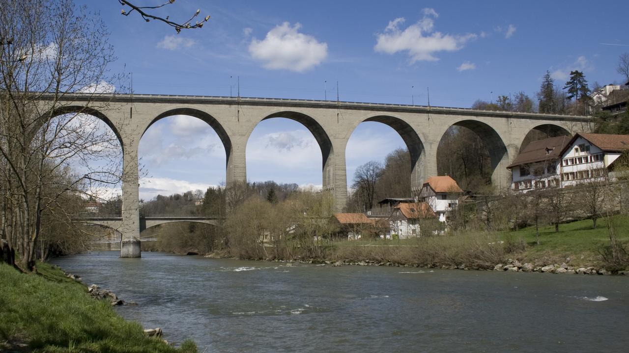 Vue du pont de Zaehringen à Fribourg depuis la Sarine. [CC-BY-SA - Ludovic Péron]