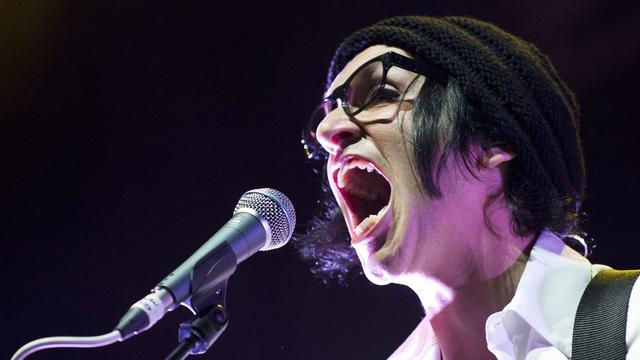 Brian Molko, chanteur du groupe anglais Placebo lors du festival Rock Oz'Arènes à Avenches en 2010. [Keystone - Laurent Gillieron]