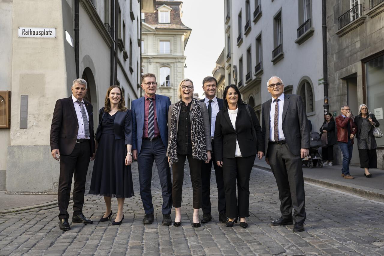 La photo du nouveau Conseil-exécutif bernois, avec Christoph Ammann (PS), Evi Allemann (PS), Christoph Neuhaus (UDC), Astrid Bärtschi (Centre), Philippe Müller (PLR), Christine Haesler (Verte) et Pierre Alain Schnegg (UDC). [Keystone - Alessandro della Valle]