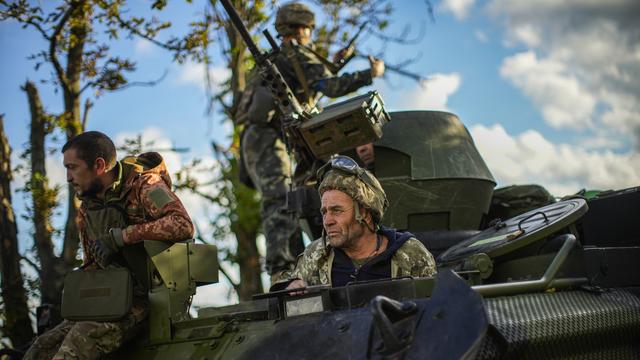 Des soldats ukrainiens dans un tank dans la région de Lyman, le 4 octobre 2022. [AP/Keystone - Francisco Seco]