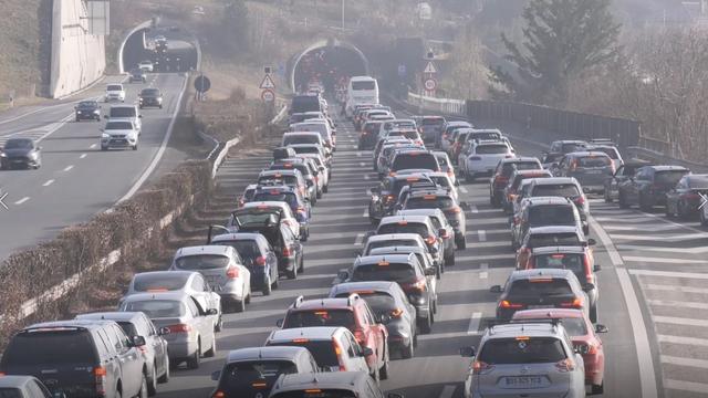 L'embouteillage provoqué par l'accident sur l'autoroute A9. [RTS]