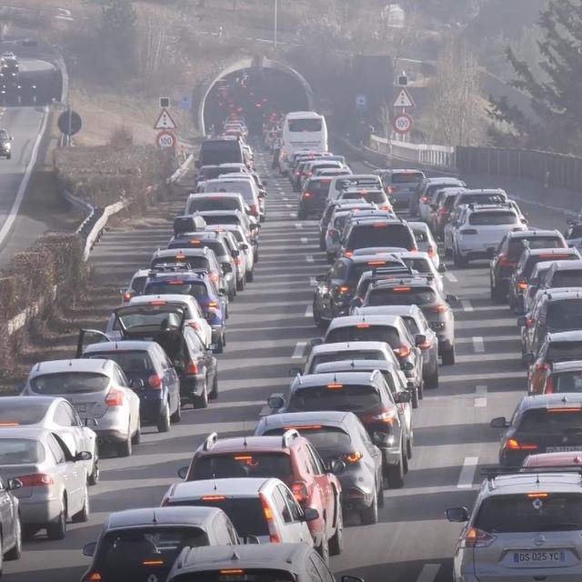 L'embouteillage provoqué par l'accident sur l'autoroute A9. [RTS]