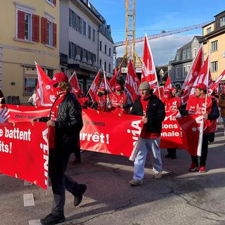 Comme dans plusieurs villes suisses ce lundi, les maçons en grève défilent dans les rues à Delémont. [RTS - Gaël Klein]