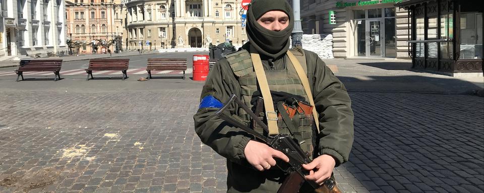 Soldat ukrainien en faction devant l'opéra. [RTS - Maurine Mercier]