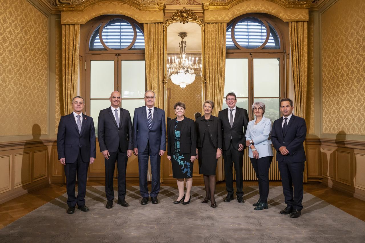 La nouvelle composition du Conseil fédéral: Ignazio Cassis, Alain Berset, Guy Parmelin, Viola Amherd, Karin Keller-Sutter, Albert Roesti et Elisabeth Baume-Schneider, avec le chancelier de la Confédération Walter Thurnherr. [Keystone - Alessandro della Valle]