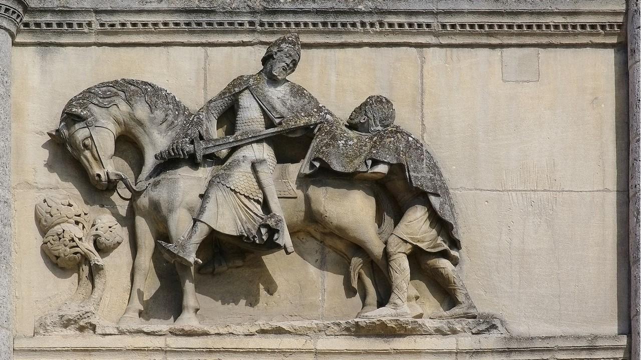 Saint Martin de Tours partageant son manteau - Façade de la cathédrale d'Angoulême [Wikipedia]